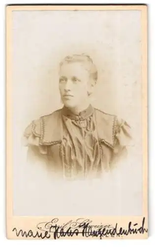 Fotografie Emil Schweizer, Aalen, Bahnhofstr. 37, Portrait einer jungen Frau in eleganter Kleidung