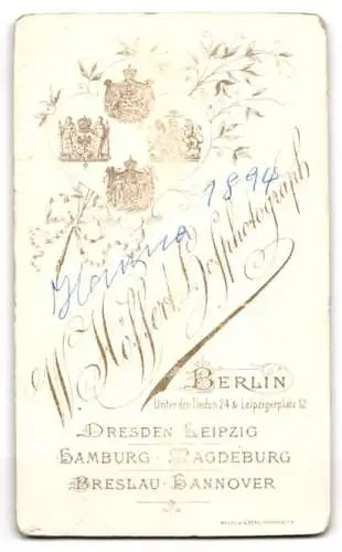 Fotografie W. Höffert, Berlin, Unter den Linden 24, Junge Frau im eleganten Kleid mit Blumenstrauss, 1894