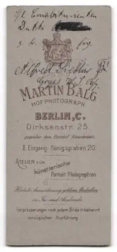 Fotografie Martin Balg, Berlin, Dirksenstrasse 25, Eleganter junger Mann im Anzug mit Taschenuhr