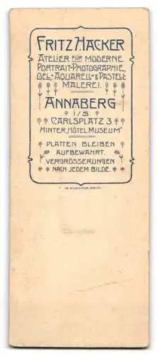 Fotografie Fritz Haacker, Annaberg, Carlsplatz 3, Porträt einer Frau mit offenem Buch