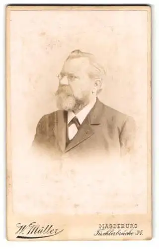 Fotografie W. Müller, Magdeburg, Tischlerbrücke 34, Portrait älterer Herr mit Vollbart & Brille