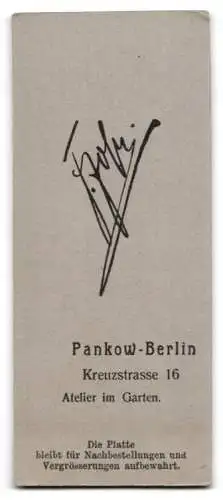 Fotografie Franz John, Pankow-Berlin, Kreuzstrasse 16, Dame in eleganter weisser Rüschenkleidung