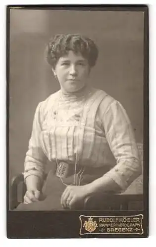 Fotografie Rudolf Högler, Bregenz, Sitzende Frau in hellem Kleid mit Gürtel