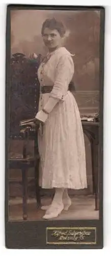 Fotografie Alfred Schwiebus, Leisnig, Junge Frau in elegantem weissen Kleid