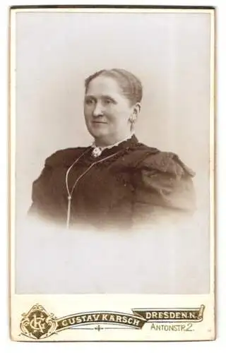 Fotografie Gustav Karsch, Dresden, Antonstr. 2, Portrait einer Dame mit elegantem Spitzenkleid