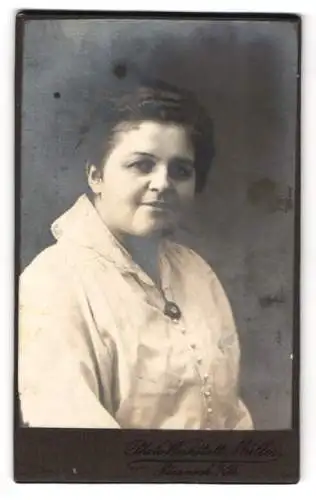 Fotografie Atelier Müller, Pössneck, Portrait einer Dame in weisser Bluse