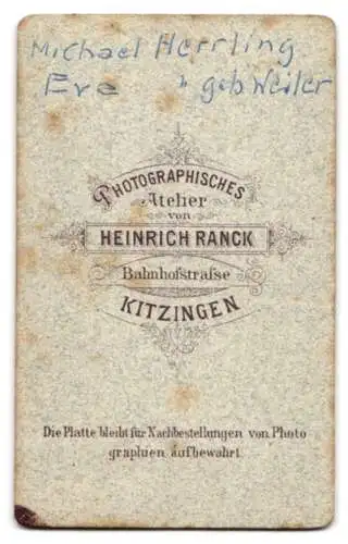 Fotografie H. Ranck, Kitzingen, Bahnhofstrasse, Sitzende Dame und stehender Herr mit verschränkten Armen