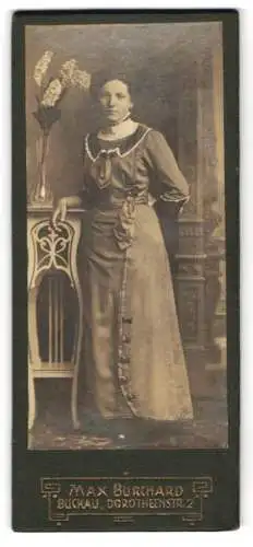 Fotografie Max Burchard, Buckau, Dorotheenstr. 2, Elegante Dame mit Blumenvase