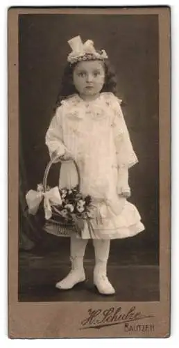 Fotografie H. Schulze, Bautzen, Elegantes Mädchen mit Blumenkorb und Schleifenband