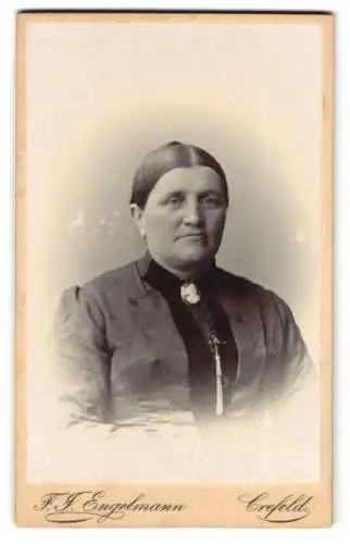 Fotografie F.J. Engelmann, Crefeld, Westwall 73, Portrait einer älteren Frau in dunkler Kleidung