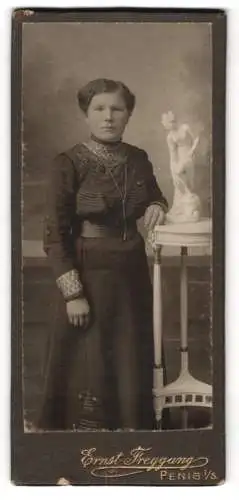 Fotografie Ernst Freygang, Penig, Frau neben einer Statue