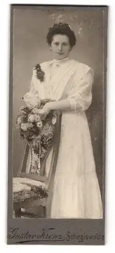 Fotografie Gustav Krenz, Schirgiswalde, Dame in weissem Kleid mit Blumengesteck