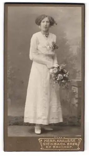 Fotografie Herm. Krausse, Steinbach / Erzgeb., Am Bahnhof, Junge Frau in weissem Kleid mit Blumenstrauss