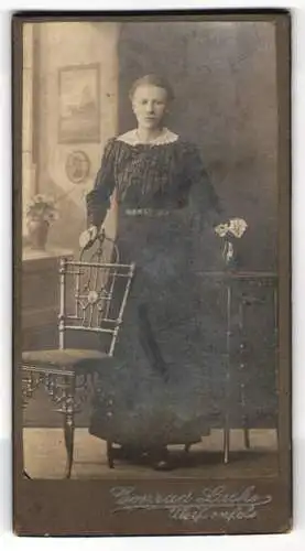 Fotografie Conrad Lucke, Weissenfels, Stehende Dame mit Blumenvase