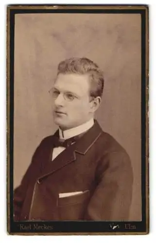 Fotografie Karl Meckes, Ulm, Ecke der Promenade und Glöcklerstrasse 11, Porträt eines jungen Mannes mit Brille