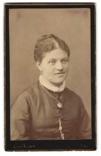 Fotografie Karl Meckes, Ulm, Ecke der Promenade und Glöcklerstrasse, Porträt einer Dame mit aufgestecktem Haar