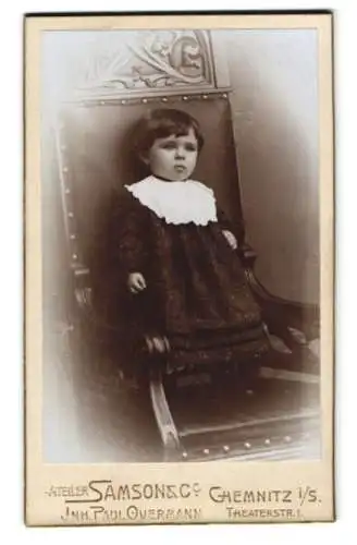 Fotografie Samson & Co., Chemnitz, Theaterstr. 1, Kleinkind auf grossem Stuhl sitzend