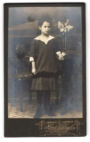 Fotografie Alfred Schlegel, Mittweida, Mädchen mit Blumenstrauss