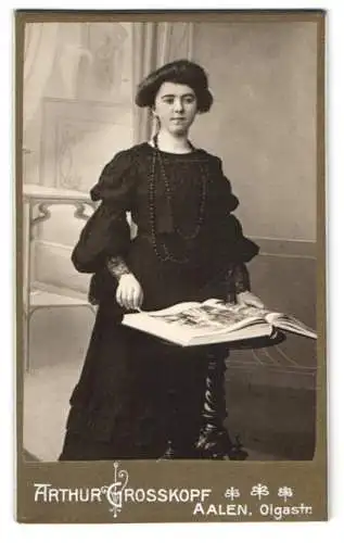 Fotografie Arthur Grosskopf, Aalen, Olgastrasse, Dame in dunklem Kleid mit Buch