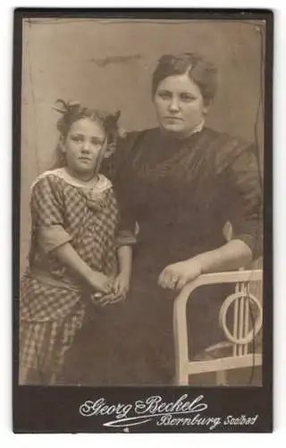 Fotografie Georg Beckel, Bernburg, Karlsplatz 30, Mutter und Tochter im Studio