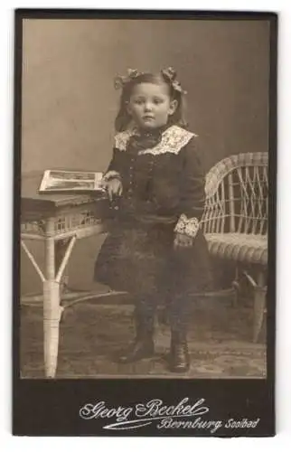 Fotografie Georg Beckel, Bernburg Solbad, Karlsplatz 30, Mädchen mit Schleifen im Haar