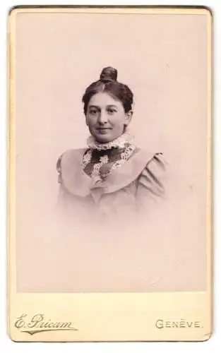 Fotografie E. Pricam, Genève, Boulevard de Plainpalais 2, Porträt einer jungen Dame mit hochgestecktem Haar