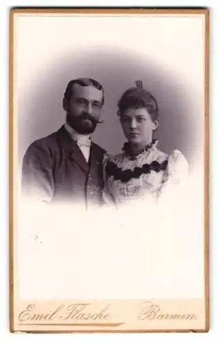 Fotografie Emil Flasche, Barmen, Heckinghauser Str., Porträt eines Paares in festlicher Kleidung