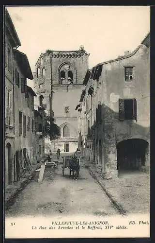 AK Villeneuve-les-Avignon, La Rue des Arcades et le Beffroi, XIV siecle