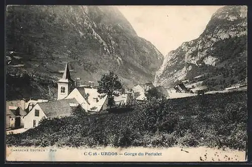 AK Urdos, Gorge du Portalet, Dorfansicht mit Kirche und Bergen