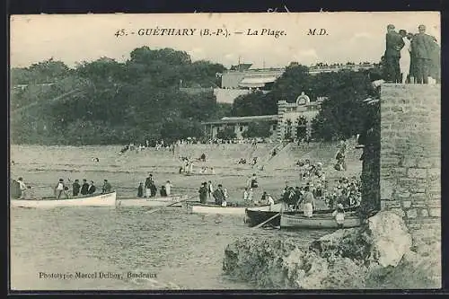 AK Guéthary, La Plage, Strand mit Badegästen und Booten