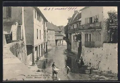 AK Salies-de-Béarn, Vieilles Maisons sur la Saleya