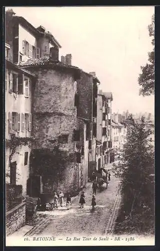 AK Bayonne, la rue Tour de Sault, un attelage et des enfants dans la rue