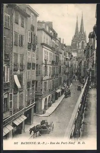 AK Bayonne, la rue du Port-Neuf, vue en surplomb avec des attelages et la Cathédrale dans le fond