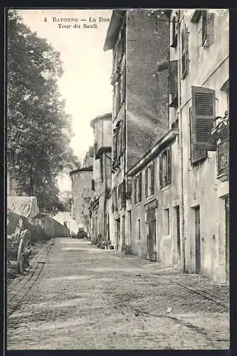 AK Bayonne, La Rue et Tour du Sault