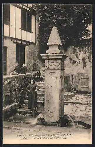 AK Ciboure, la vieille fontaine du XVIIe siècle, une femme et des enfants alentour