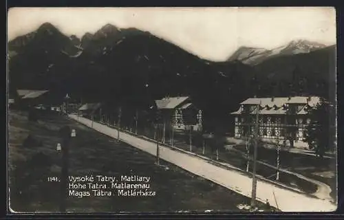 AK Matlarenau /Hohe Tatra, Ortsansicht gegen die Berge