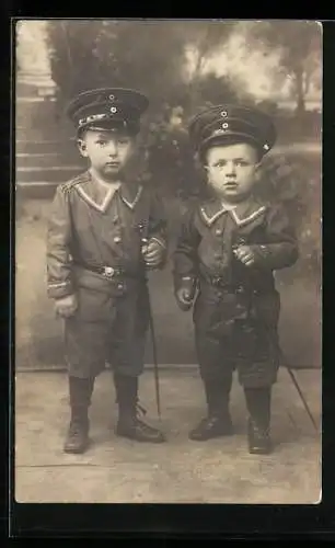 Passepartout-AK Zwei kleine Jungen in Armeeuniform, Kinder Kriegspropaganda