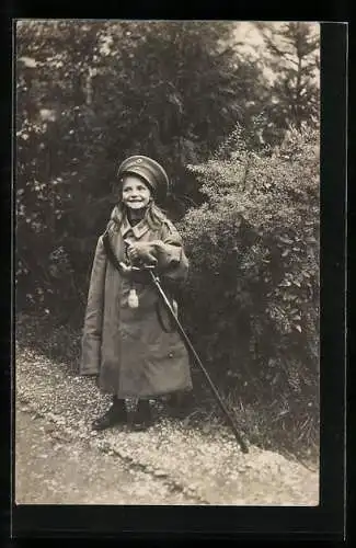 Foto-AK Junges Mädchen in der Uniform und mit dem Degen ihres Vaters, Kinder Kriegspropaganda