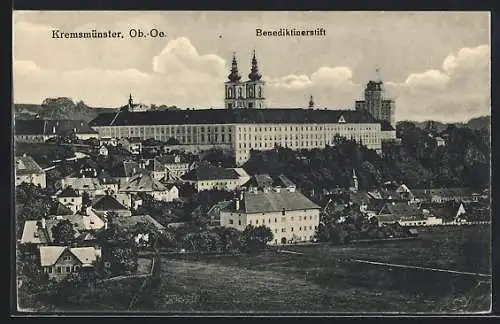 AK Kremsmünster /Ob.-Oe., Blick über die Ortschaft zum Benediktiner-Stift