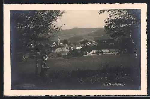 AK St. Veit im Mühlkreis, Ausflüglerin mit Blick auf die Ortschaft