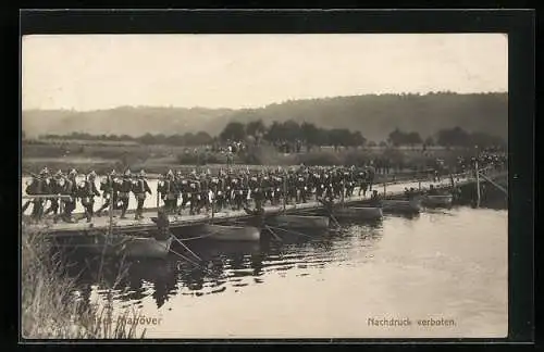 Foto-AK Soldaten marschieren über Behelfsbrücke