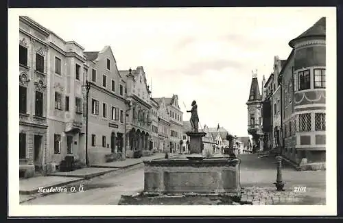 AK Neufelden, Strassenansicht mit Brunnen