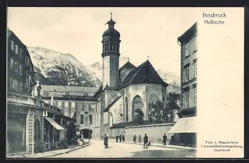 AK Innsbruck, Hofkirche, Strassenpartie mit Passanten