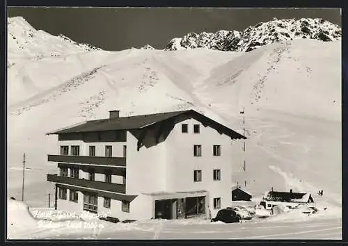 AK Kühtai /Tirol, Hotel-Garni Oylmpia in den schneebedeckten Bergen