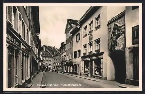 AK Tiengen /Hochrhein, Hindenburgstrasse mit Wandmalerei und Geschäften