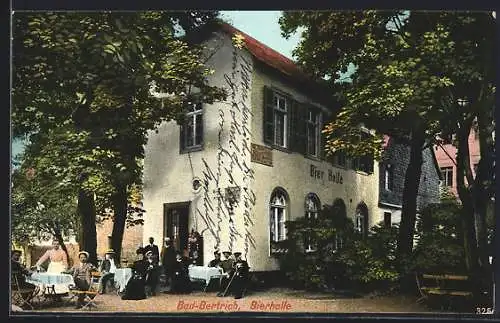 AK Bad Bertrich, Gasthaus Bierhalle mit Gästen an Aussentischen