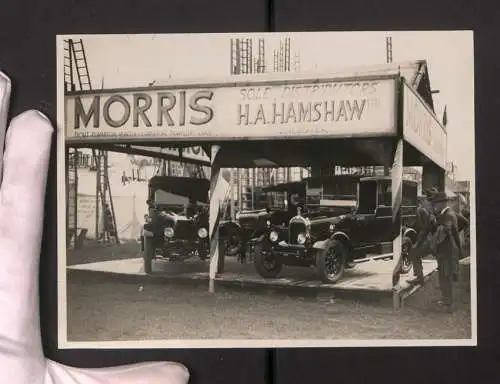 Fotografie P.H. Adams, Leicester, Ansicht Leicester, Messestand Hamshaw LTD Auto & LKW-Handlung 37 Humberstone Gate