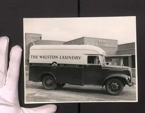 Fotografie Ansicht Wigston, Lastwagen Morris der Firma Wigston Laundry & Riley Morris Commercial Fabrikgebäude