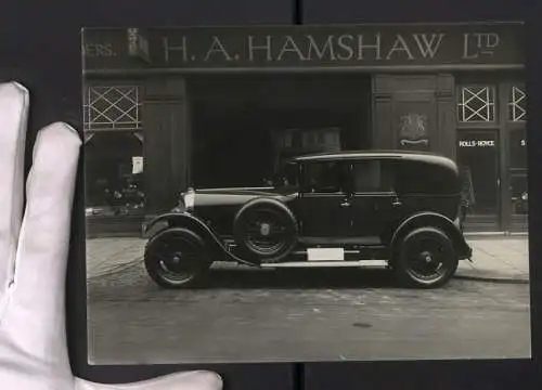 Fotografie unbekannter Fotograf, Ansicht Leicester, Auto Limousine vor Hamshaw LTD Auto-Handlung 37 Humberstone Gate