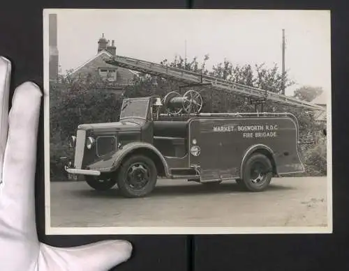 Fotografie K. & S. Photos, Leicester, Lastwagen Morris Feuerwehr Löschzug - Leiterwagen Market Bosworth Fire Brigade